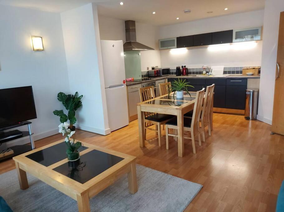 Large 2 Bed, 2 Bath, Free Parking & Wifi Apartment Sheffield Exterior photo
