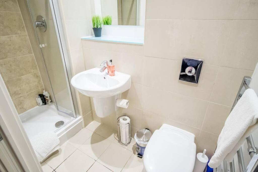 Large 2 Bed, 2 Bath, Free Parking & Wifi Apartment Sheffield Exterior photo